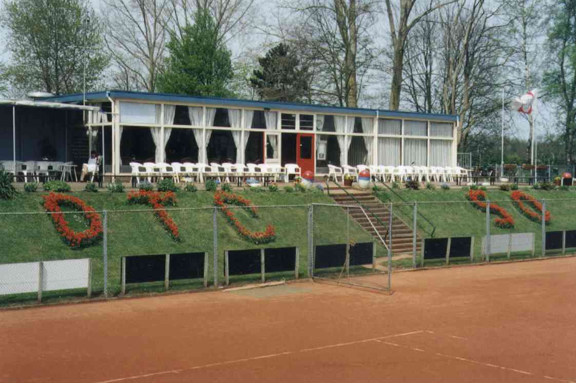 Het clubhuis met DTC in bloemen